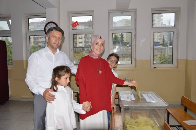 Trabzon'da milletvekili adaylarÄ± oylarÄ±nÄ± kullandÄ±