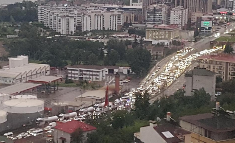 Belki de Trabzon tarihinde bir ilk! Trafik böylesine kilitlendi